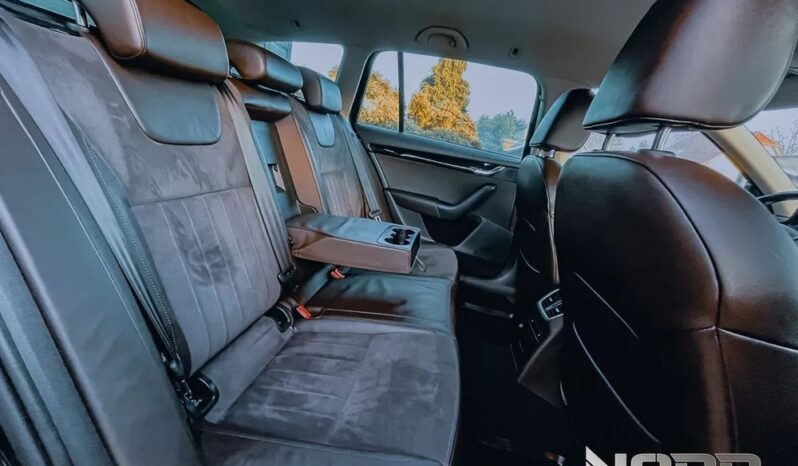 SKODA Octavia  | 4×4 (stały) | Automatyczna | 180 KM | Czarny full