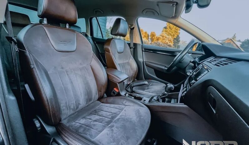 SKODA Octavia  | 4×4 (stały) | Automatyczna | 180 KM | Czarny full