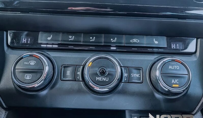 SKODA Octavia  | 4×4 (stały) | Automatyczna | 180 KM | Czarny full