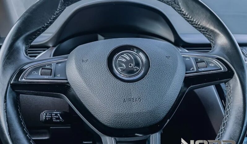 SKODA Octavia  | 4×4 (stały) | Automatyczna | 180 KM | Czarny full