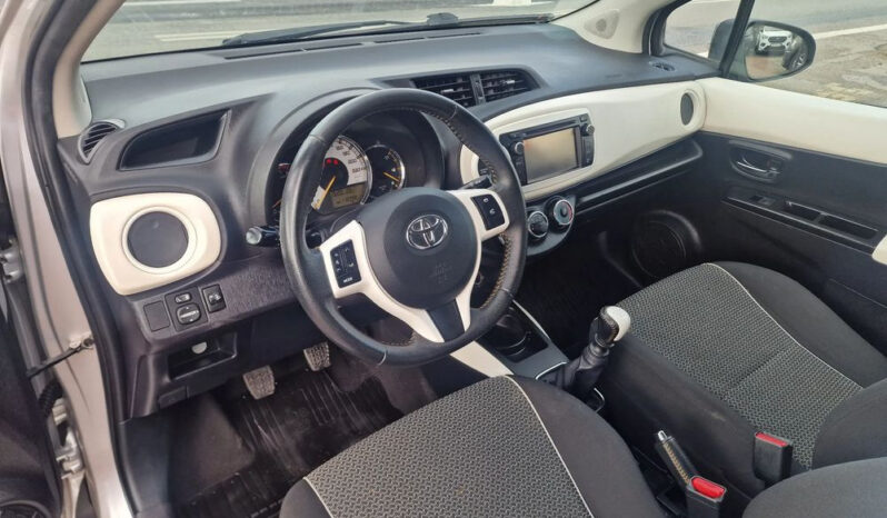 TOYOTA Yaris  | FWD (przód) | Manualna | 99 KM | Srebrny full