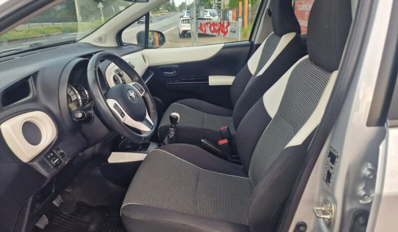 TOYOTA Yaris  | FWD (przód) | Manualna | 99 KM | Srebrny full