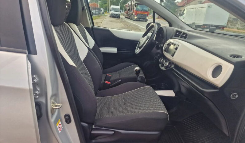 TOYOTA Yaris  | FWD (przód) | Manualna | 99 KM | Srebrny full