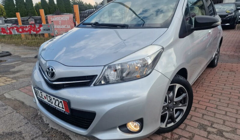 TOYOTA Yaris  | FWD (przód) | Manualna | 99 KM | Srebrny full
