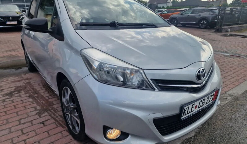TOYOTA Yaris  | FWD (przód) | Manualna | 99 KM | Srebrny full