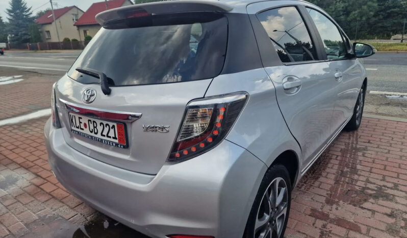 TOYOTA Yaris  | FWD (przód) | Manualna | 99 KM | Srebrny full