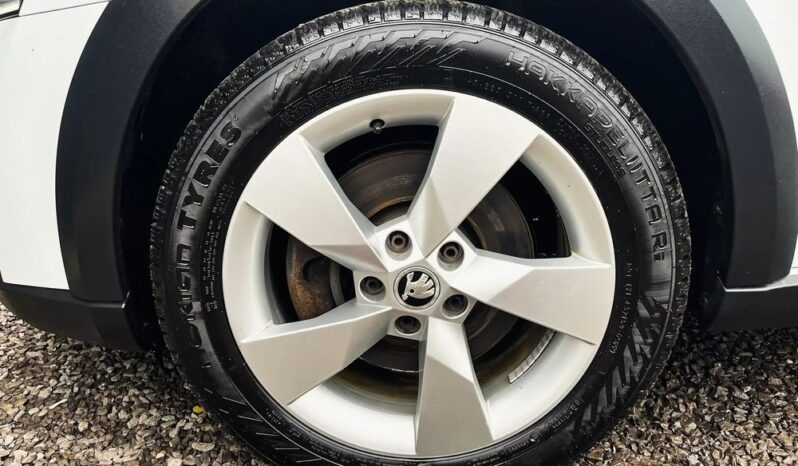 SKODA Octavia  | 4×4 (stały) | Automatyczna | 184 KM | Biały full