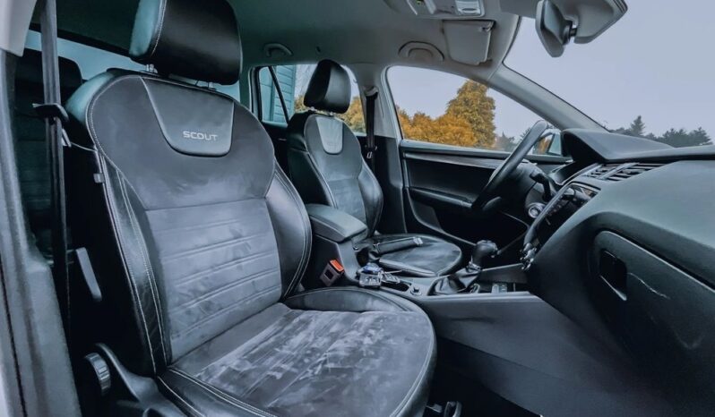 SKODA Octavia  | 4×4 (stały) | Automatyczna | 184 KM | Biały full