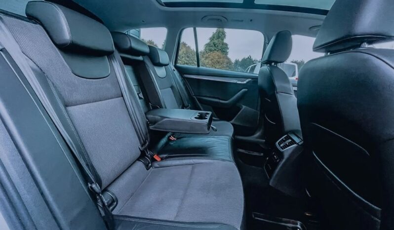 SKODA Octavia  | 4×4 (stały) | Automatyczna | 150 KM | Biały full