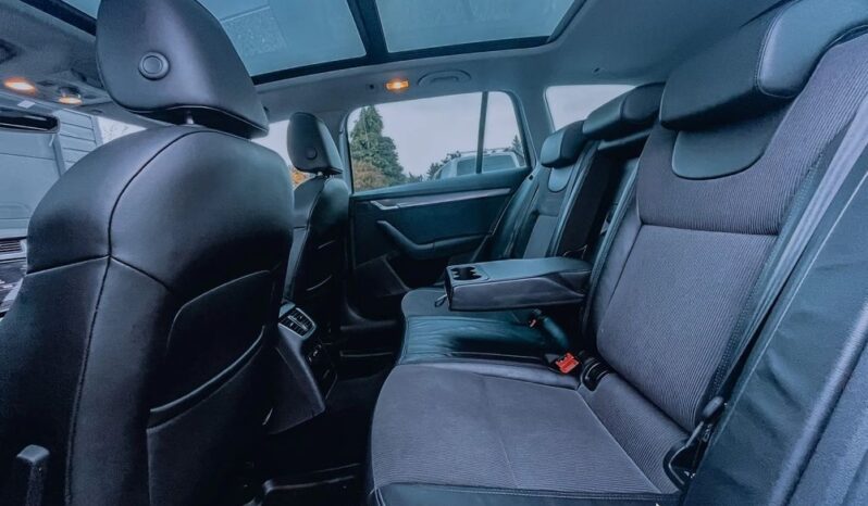 SKODA Octavia  | 4×4 (stały) | Automatyczna | 150 KM | Biały full