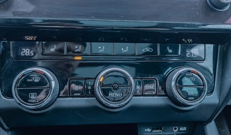 SKODA Octavia  | 4×4 (stały) | Automatyczna | 150 KM | Biały full