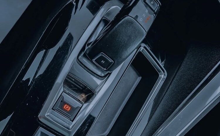 PEUGEOT 5008  | FWD (przód) | Automatyczna | 130 KM | Srebrny full