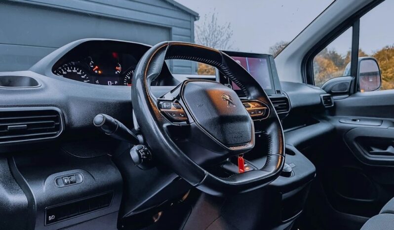 PEUGEOT Partner  | FWD (przód) | Automatyczna | 131 KM | Srebrny full