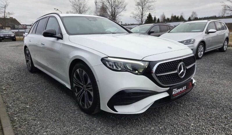 MERCEDES-BENZ Klasa E | 4×4 (doł. automatycznie) | Automatyczna | 197 KM | Biały full