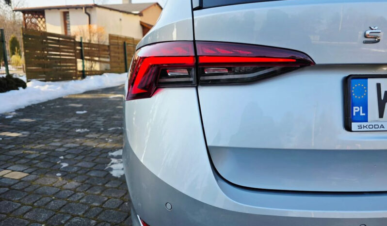 SKODA Octavia  | FWD (przód) | Automatyczna | 150 KM | Srebrny full