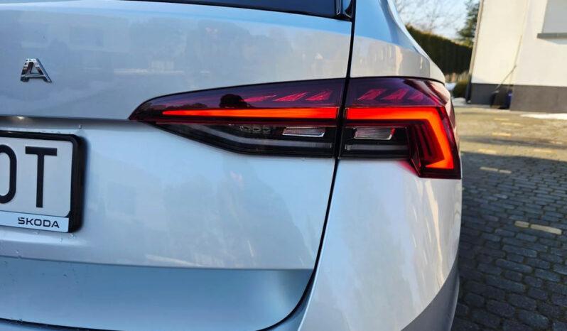 SKODA Octavia  | FWD (przód) | Automatyczna | 150 KM | Srebrny full