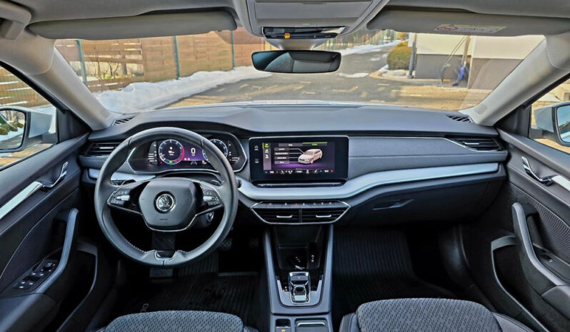 SKODA Octavia  | FWD (przód) | Automatyczna | 150 KM | Srebrny full