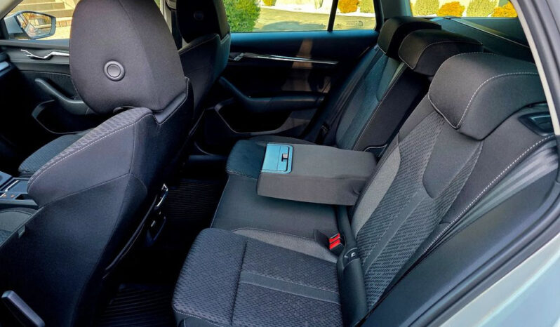 SKODA Octavia  | FWD (przód) | Automatyczna | 150 KM | Srebrny full