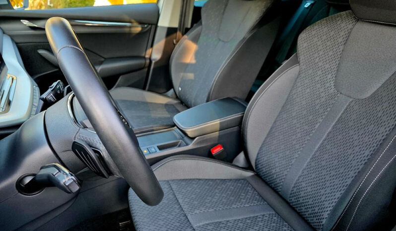 SKODA Octavia  | FWD (przód) | Automatyczna | 150 KM | Srebrny full