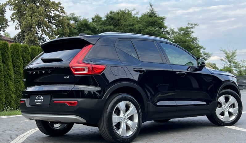 VOLVO   XC 40    150 KM    Automatyczna    FWD (przód)    Czarny full