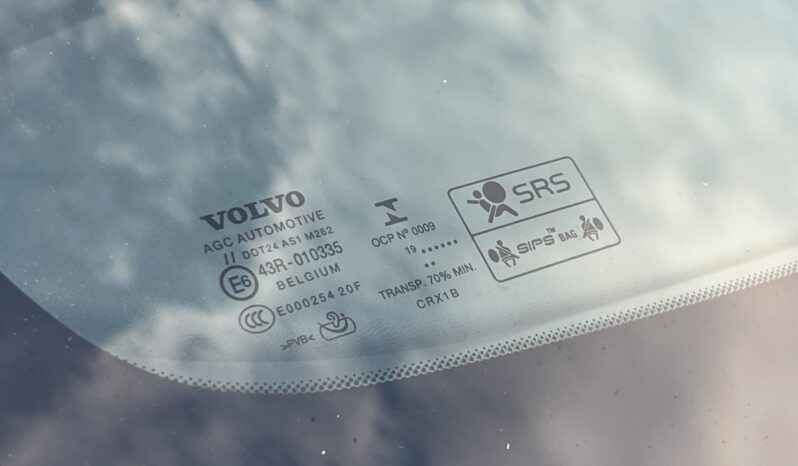 VOLVO   XC 40    150 KM    Automatyczna    FWD (przód)    Czarny full