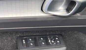 VOLVO   XC 40    150 KM    Automatyczna    FWD (przód)    Czarny full