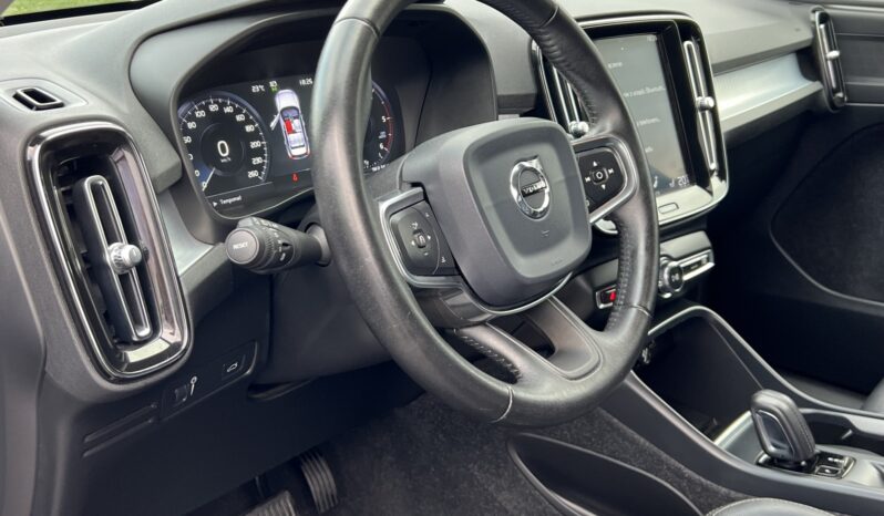 VOLVO   XC 40    150 KM    Automatyczna    FWD (przód)    Czarny full