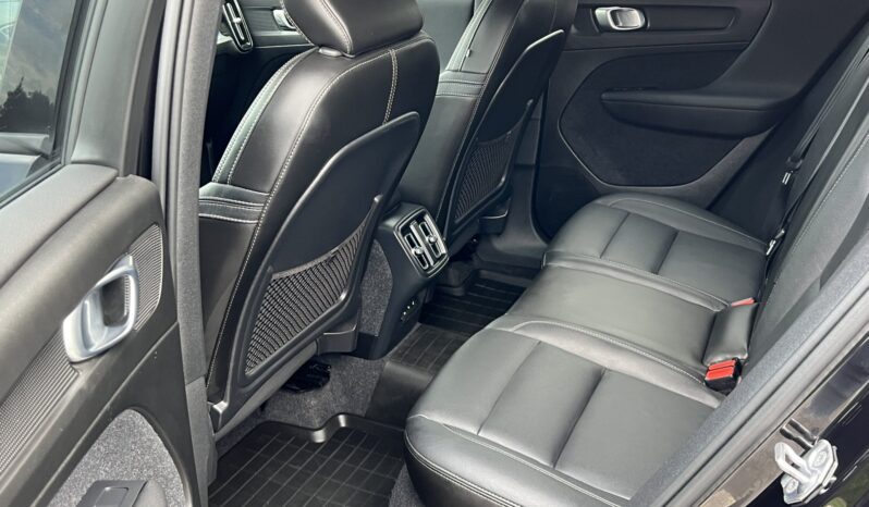 VOLVO   XC 40    150 KM    Automatyczna    FWD (przód)    Czarny full