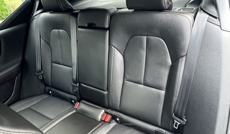 VOLVO   XC 40    150 KM    Automatyczna    FWD (przód)    Czarny full