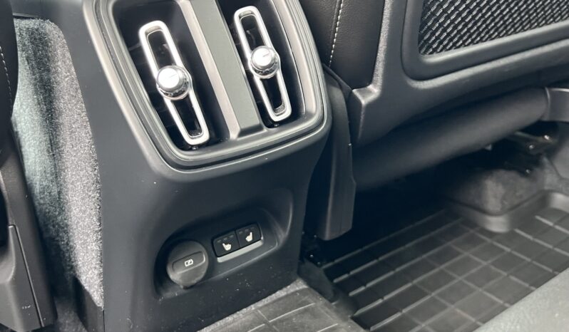 VOLVO   XC 40    150 KM    Automatyczna    FWD (przód)    Czarny full