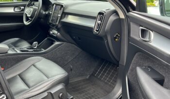 VOLVO   XC 40    150 KM    Automatyczna    FWD (przód)    Czarny full