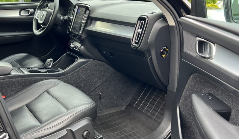 VOLVO   XC 40    150 KM    Automatyczna    FWD (przód)    Czarny full