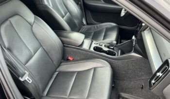 VOLVO   XC 40    150 KM    Automatyczna    FWD (przód)    Czarny full