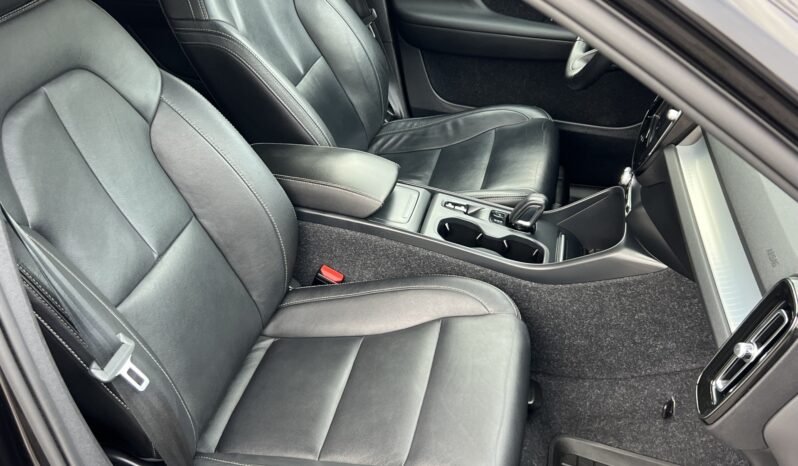VOLVO   XC 40    150 KM    Automatyczna    FWD (przód)    Czarny full