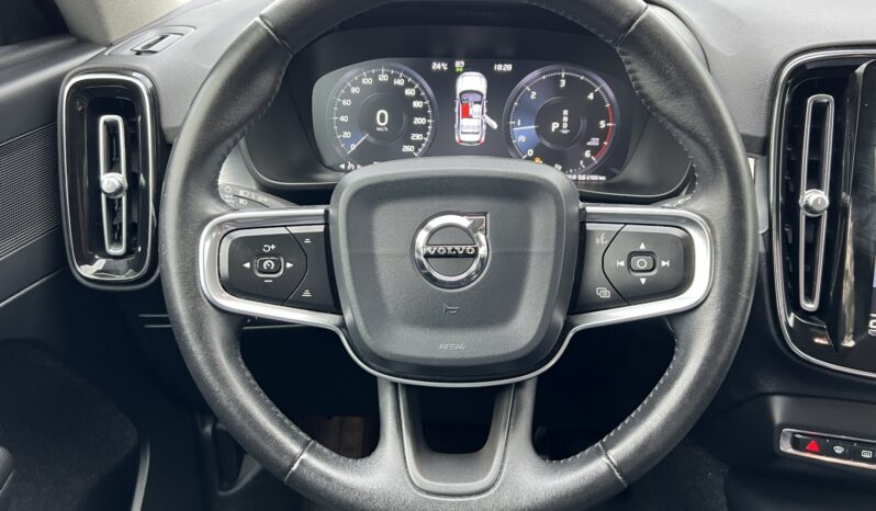 VOLVO   XC 40    150 KM    Automatyczna    FWD (przód)    Czarny full