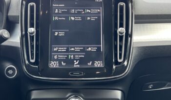 VOLVO   XC 40    150 KM    Automatyczna    FWD (przód)    Czarny full