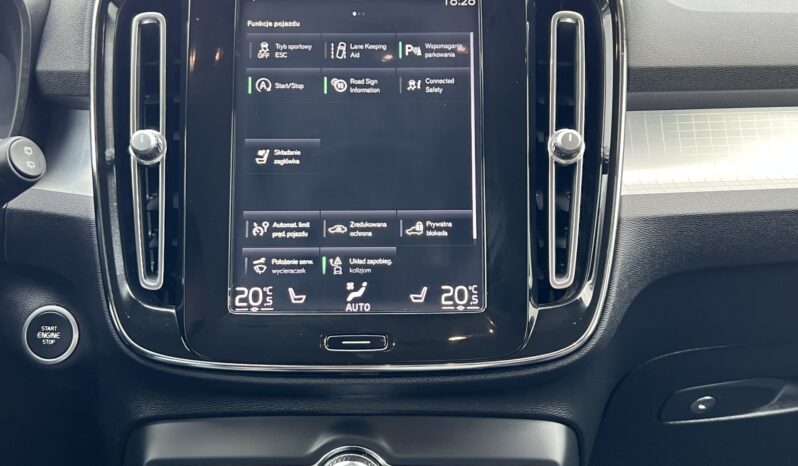 VOLVO   XC 40    150 KM    Automatyczna    FWD (przód)    Czarny full