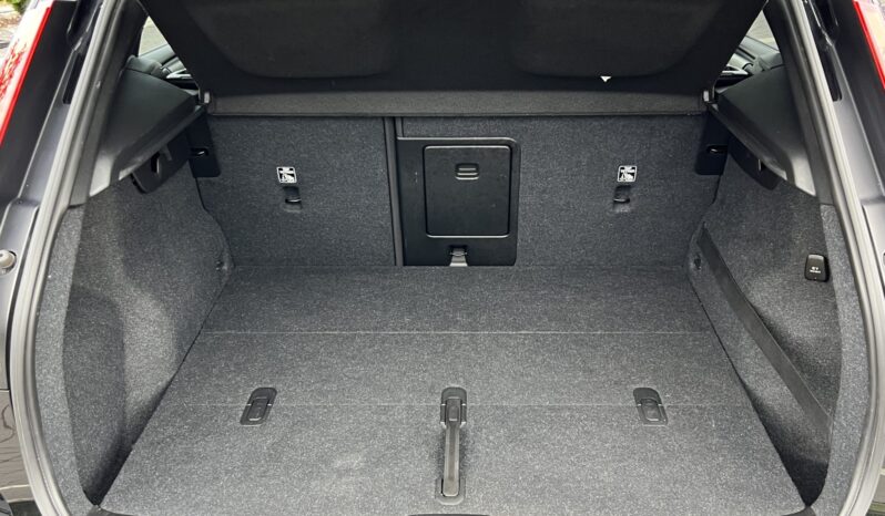 VOLVO   XC 40    150 KM    Automatyczna    FWD (przód)    Czarny full