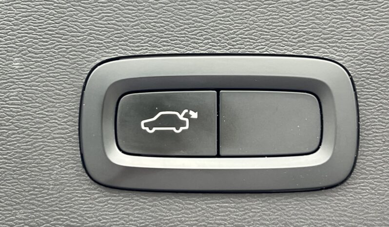 VOLVO   XC 40    150 KM    Automatyczna    FWD (przód)    Czarny full