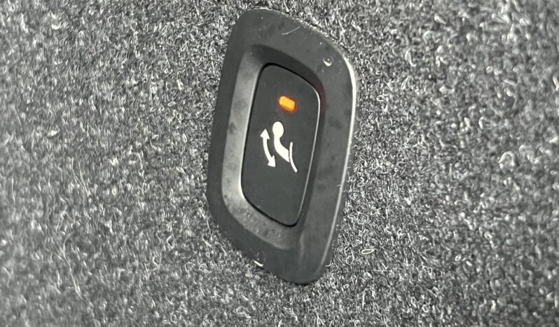 VOLVO   XC 40    150 KM    Automatyczna    FWD (przód)    Czarny full