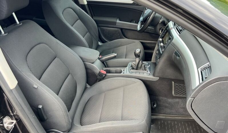 SKODA   Superb     140 KM    Manualna    FWD (przód)    Czarny full