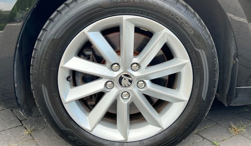 SKODA   Superb     140 KM    Manualna    FWD (przód)    Czarny full