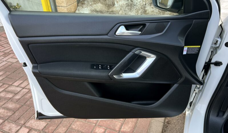 PEUGEOT 308  | FWD (przód) | Manualna | 130 KM | bialy full