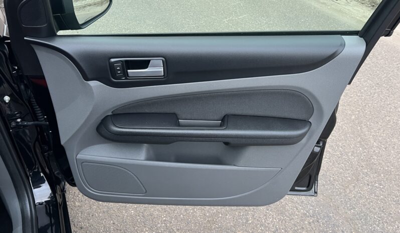 FORD Focus  | FWD (przód) | Manualna | 100 KM | Czarny full