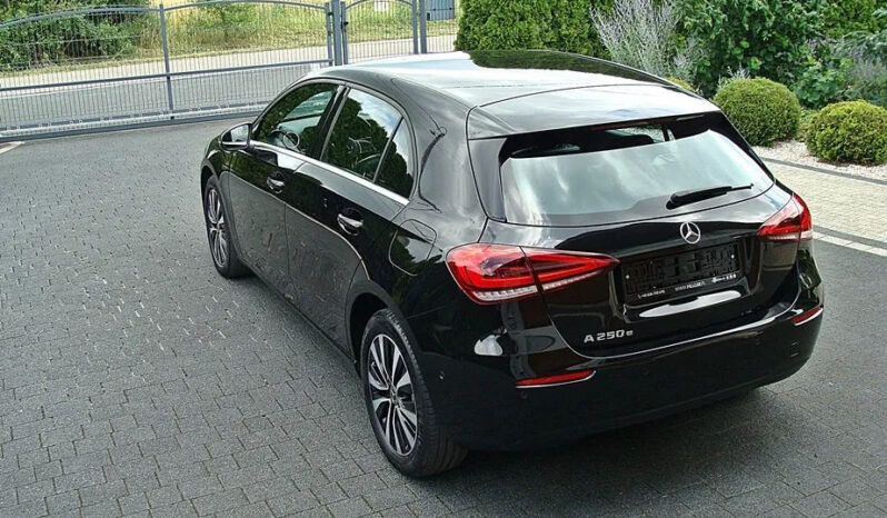 MERCEDES-BENZ   Klasa A    163 KM    Automatyczna    FWD (przód)    Czarny full