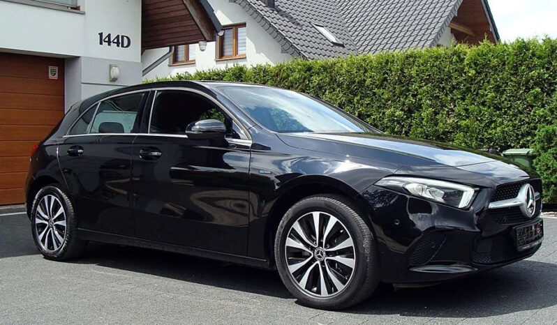 MERCEDES-BENZ   Klasa A    163 KM    Automatyczna    FWD (przód)    Czarny full