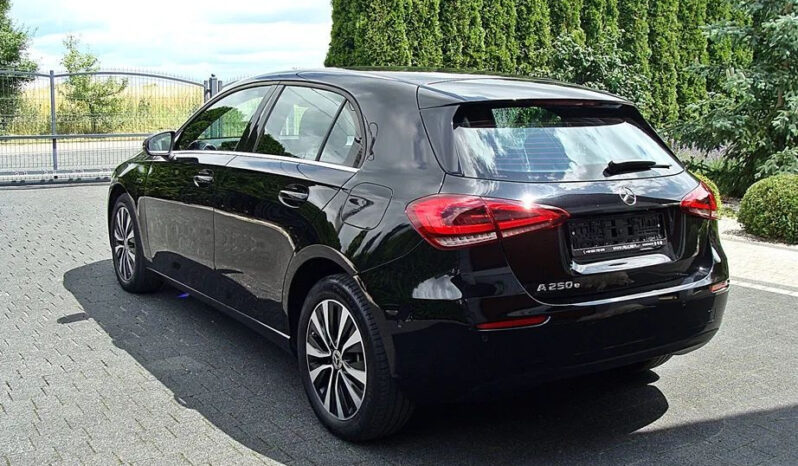 MERCEDES-BENZ   Klasa A    163 KM    Automatyczna    FWD (przód)    Czarny full