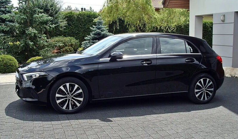MERCEDES-BENZ   Klasa A    163 KM    Automatyczna    FWD (przód)    Czarny full
