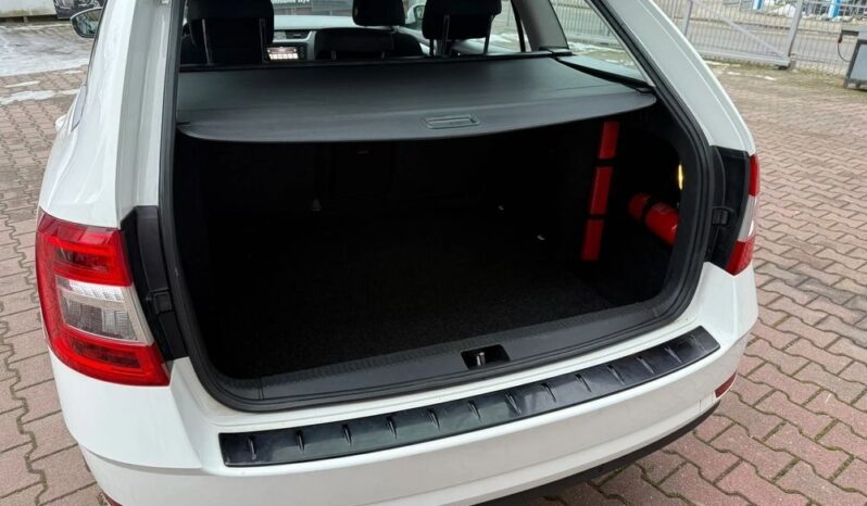 SKODA Octavia  | FWD (przód) | Manualna | 150 KM | Biały full