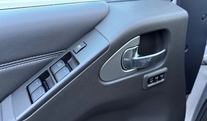 NISSAN Pathfinder  | 4×4 (doł. ręcznie) | Manualna | 190 KM | Srebrny full